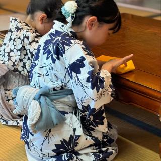 7月7日は七夕🎋✨ さとやま屋敷では、短冊に願い事を書いて 飾り付けが出来ます💫🙏💫 また、折紙で自由に七夕の飾りを作る事も出来ます😉 体験出来るのは今日まで。 何をお願いしますか？😌 みなさんの願いが叶いますように...💞🫶 #ひばの里#七夕#七夕飾り#短冊#願い事#浴衣 #国営備北丘陵公園#備北丘陵公園