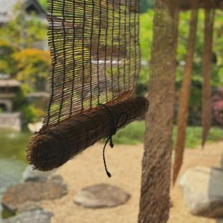こんにちは😌 ひばの里エリアは空調がない為、 少しでも涼しく休んで頂ける様〝すだれ〟を 母屋と離れに設置しました。 さとやま屋敷でごゆっくりお寛ぎください。 At the Satoyama residence, a 