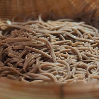 こんにちは☺️ 今日は、〝蕎麦打ち体験〟の予約が入っており 上の農家は賑やかな声が響いていました😃🎶☀️🌻 暑い中⛱️☀️で自分達で打つ蕎麦は格段に美味しい😋 ☑️平日は３日前まで要予約 ⚠️お受け出来ない場合もございます 次回、蕎麦打ち体験はは8/14(木)15(金)です🤍 皆さまのご来園、お待ちしております😌 You can experience 