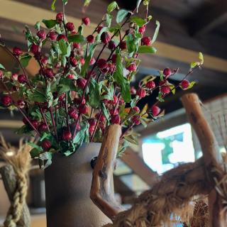 こんにちは。 あいにく☔️が降っていますが、 11/1から始まるイルミネーションに向けて作業が続いています。 ひばの里もすっかりイルミネーション仕様に様変わり⛩️✨ 今日、明日は古代たたら工房でジョハン刀匠と香川大学の皆さんによる〝秋のたたら鉄作り〟が開催されております。 またその模様もお伝えできればと思います😌 Hello. Unfortunately, work is continuing for the illumination starting from ☔️11/1. Hiba no Sato has also become completely illuminated. Today and tomorrow, 