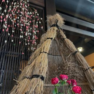 こんにちは☺️ 節分も過ぎ、ひばの里では一気にひな祭りに向けた華やかな雰囲気に包まれております🎎 お雛様や三次人形、木目込み人形、とうろう菓子、餅花など、当園ならではの趣ある雛飾りをご覧いただけます。 ぜひ、ひばの里でしか味わえない春の訪れをお楽しみください🌸 また、今週日曜日には里山屋敷離れにて【茶席🍵】の体験も開催いたします。 今シーズン一番の冷え込み❄️が予想されておりますので、ご来園の際はどうぞ暖かくして、お足元にお気をつけてお越しください😌 #ひな祭り#雛飾り#雛人形#三次人形#木目込人形#とうろう菓子#餅花#茶席