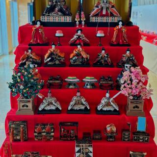 ひばの里で展示しておりましたお雛様🎎が、 本日より「里山の駅 庄原ふらり」2階にて展示されております。 雛人形とあわせて、庄原市・三次市内の園児の皆さんが制作された「ひな人形」も一斉に展示しております。 表情豊かで愛らしい作品が数多く並び、見ているだけで心が和む展示となっております☺️☺️ ぜひお立ち寄りいただき、ごゆっくりご覧ください。 なお、ひばの里でも、雛人形をはじめ、三次人形や木目込人形などを引き続き展示しております。 あわせてお楽しみいただけましたら嬉しいです🙂‍↕️ #庄原ふらり#雛人形#三次人形#木目込人形#紙コップ雛人形