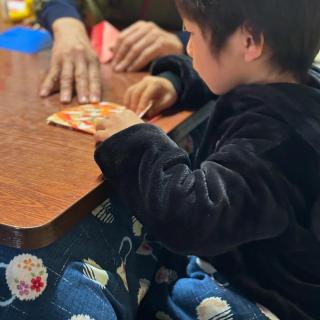 こんにちは☺️ 昨日・本日と、ひばの里では 【伝承和紙折紙教室】 【わら細工体験】 【むしろ機織り体験】 【ほとぎづくり】 を開催しております。 ※写真の呈茶席は昨日で終了しております※ この時期ならではの貴重な体験となっておりますので、ぜひお楽しみください⛄️ こたつに入りながら和紙折紙を楽しむ【伝承和紙折紙教室】は、お子さまから大人の方まで大変ご好評をいただいております✨ また、ほとぎづくりはどこか懐かしく、心温まる味わいのお菓子です。ぜひこの機会にお作りになってみてください😌 雛人形の展示や冬咲きぼたんの展示も、引き続き行っております。 皆さまのお越しを心よりお待ちしております🙂‍↕️ #ひばの里#ほとぎ#伝承和紙#むしろ織り