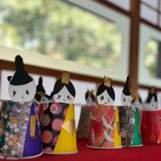 こんにちは😌 本日より、さとやま屋敷にて【ひな飾りづくり】体験が始まります🌸 折り紙と紙コップを使って、可愛らしいおひなさま🎎をお作りいただけます。 細かなパーツもすべてスタッフの手作りでご用意しております。 ぜひこの機会に、心温まるひとときをお楽しみください💓 また、週末には数量限定ではございますが、手作りの甘酒をご用意しております。 雛菓子【ほとぎ】とともに、どうぞごゆっくりお召し上がりください🙂‍↕️ #甘酒#ほとぎ#雛菓子#お雛様