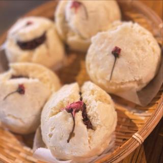 こんにちは😊 三連休が始まりました🙌 本日より3日間、ひばの里ではさまざまなイベントをご用意しております。 上の農家では、春の訪れを感じていただける 「桜蒸しパンづくり」を開催いたします✨ 昨年の春に園内で収穫した八重桜を塩漬けにしたものを使用し、 手作りの餡子を、ご自身で練った生地に包んで蒸し上げる体験となっております🌸 1日15組限定の人気体験となっておりますので、 ぜひご参加ください。皆さまのお越しを心よりお待ちしております😌